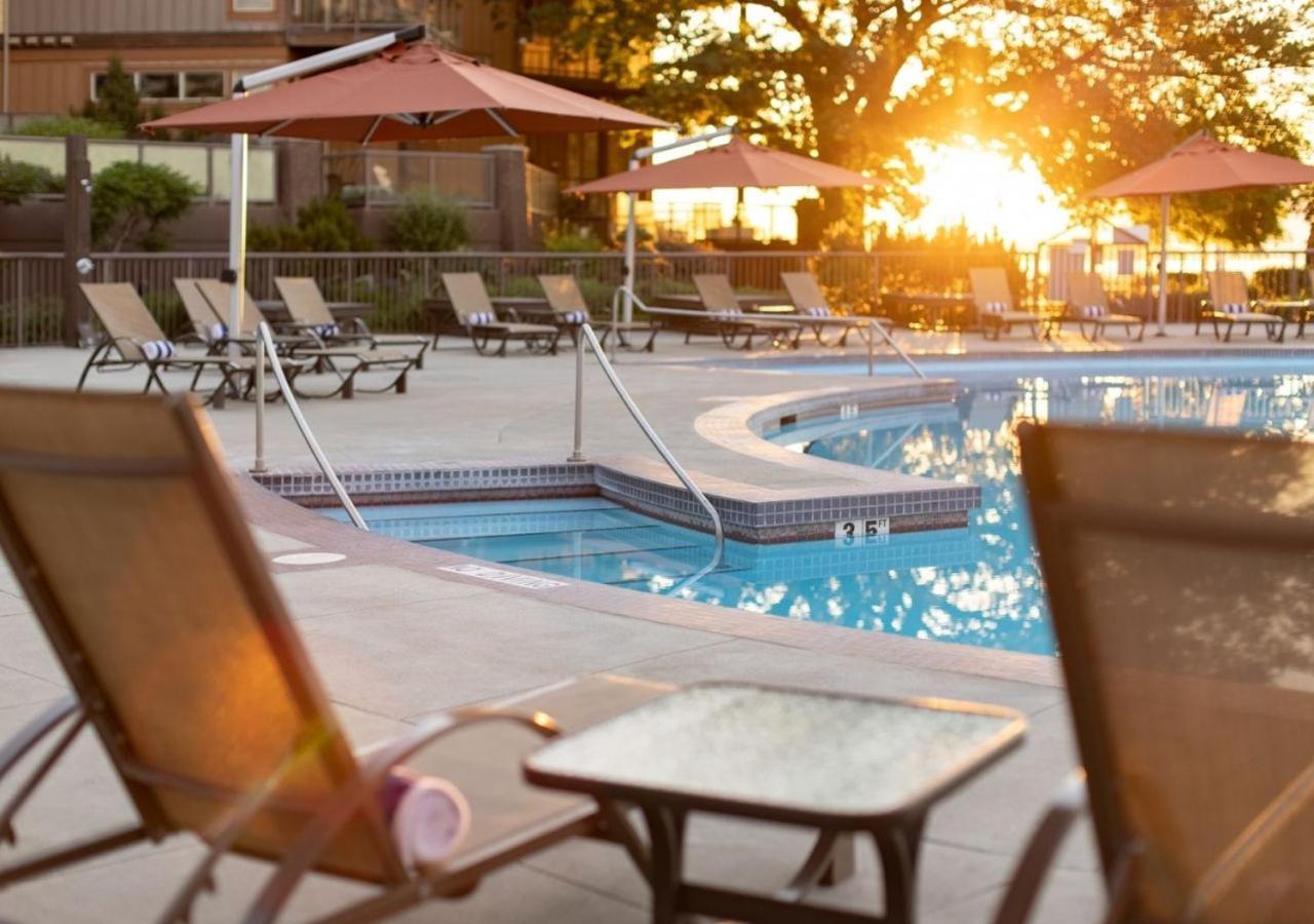 The Cove Lakeside Resort Вест-Келоуна Экстерьер фото