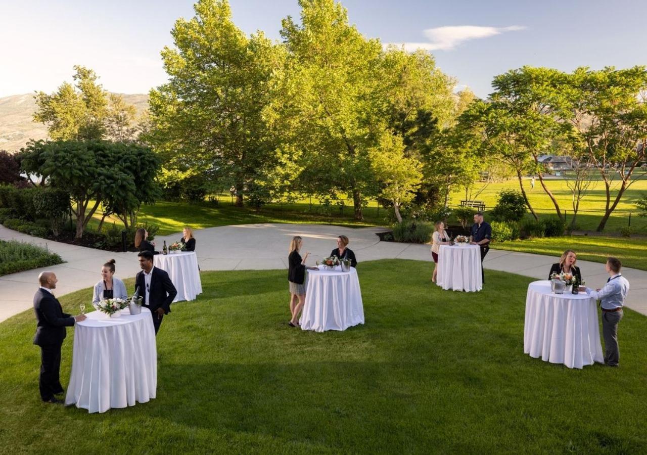 The Cove Lakeside Resort Вест-Келоуна Экстерьер фото