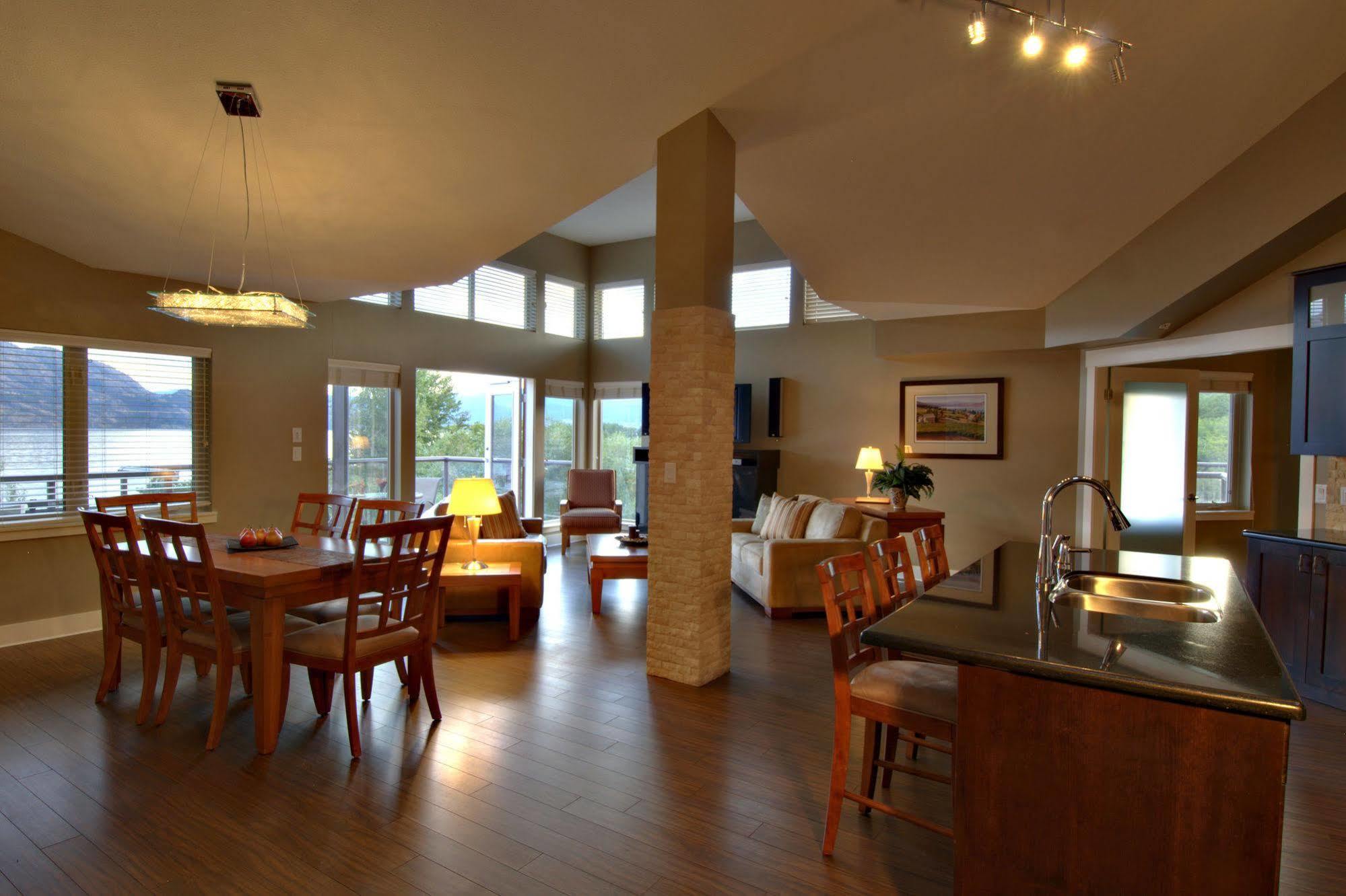 The Cove Lakeside Resort Вест-Келоуна Экстерьер фото